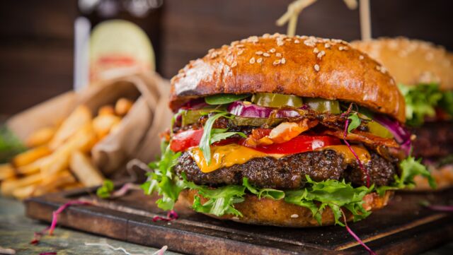 Warme Küche gibt es von 11:30 Uhr bis 14:00 Uhr.