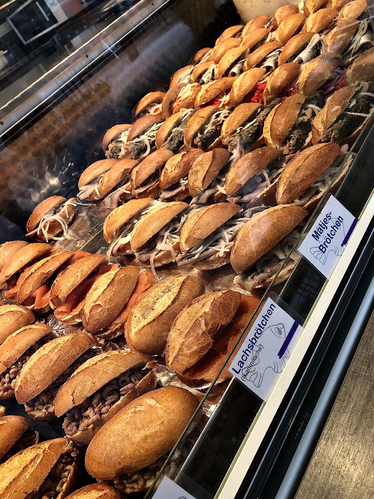 Fischbrötchen auf dem Herbst- & Bauernmarkt im Fischexpress Getrost.
