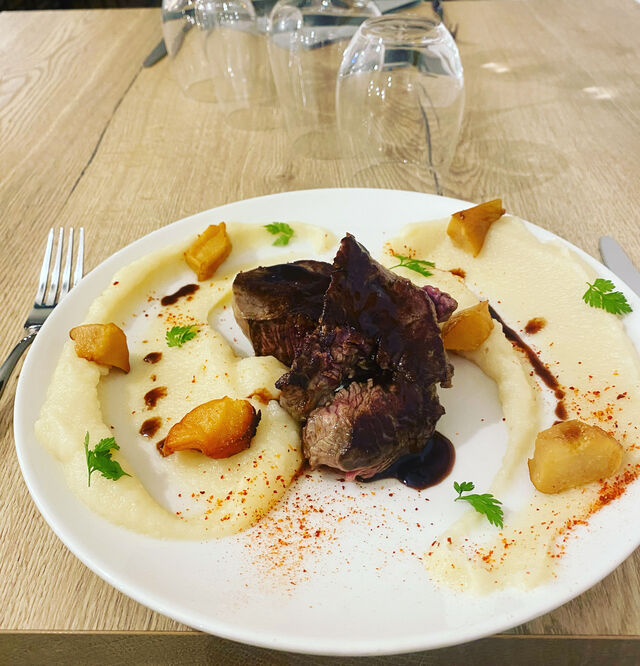 Filet de black Angus avec sa mousseline de panais et sa sauce porto