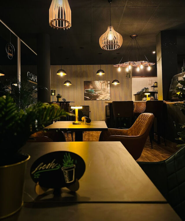 Gemütlicher Innenbereich mit warmem Licht und dekorativen Details