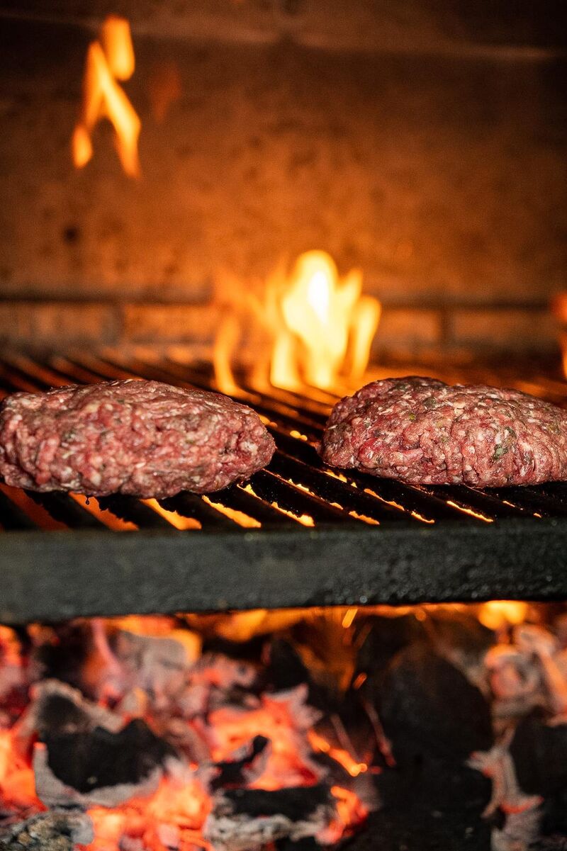 Donde el fuego, la carne y nuestra esencia se encuentran.
