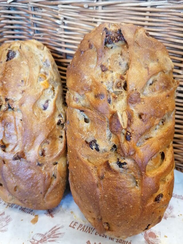 Pain aux fruits (abricots, raisons, figues, oranges, pruneaux, noix, noisettes, amandes) 