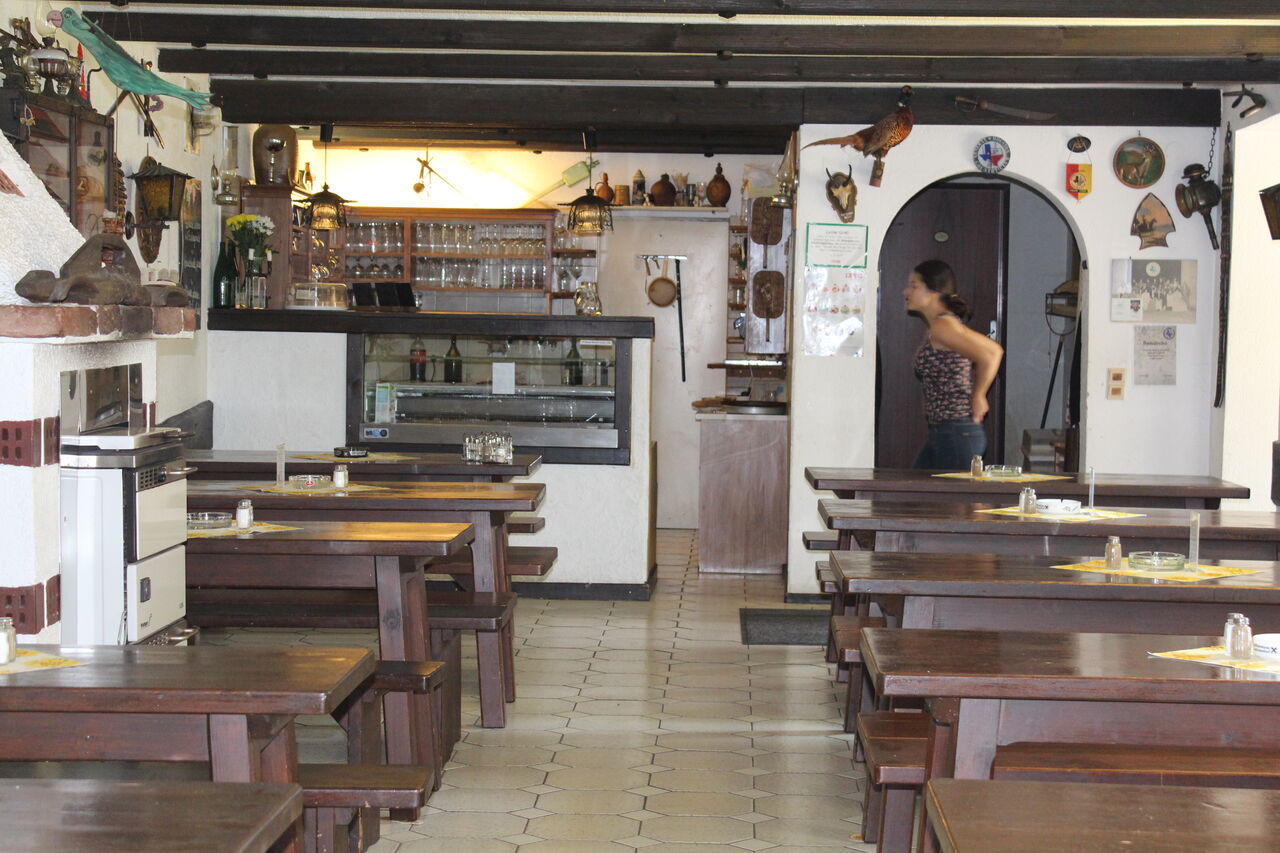 Heurigenlokal mit Papas selbst gesammelten Schätzen.