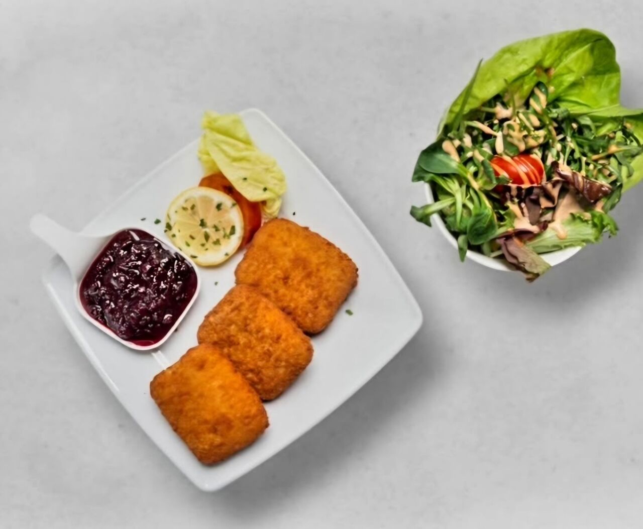 Emmentaler gebacken mit Salat