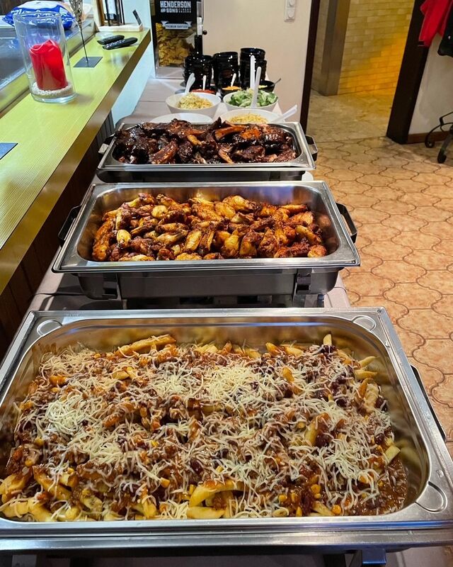 Super Bowl Buffet
hausgemachte Spareribs - Chili Cheese Fries - Chicken Wings