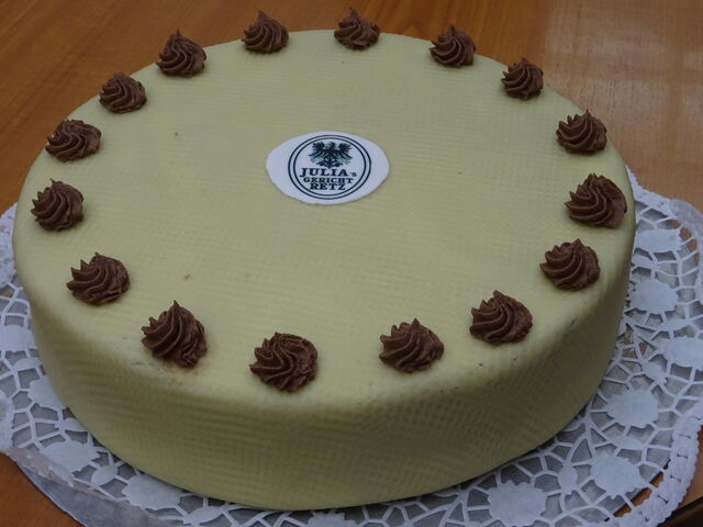 Die klassische Juliatorte - eine Nussmasse mit Schokolade-Oberscreme und außen mit Marzipan eingedeckt