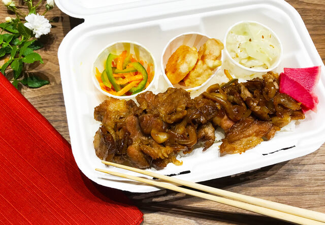 porc sauté au gingembre et oignons avec 3 petits accompagnements de légumes 