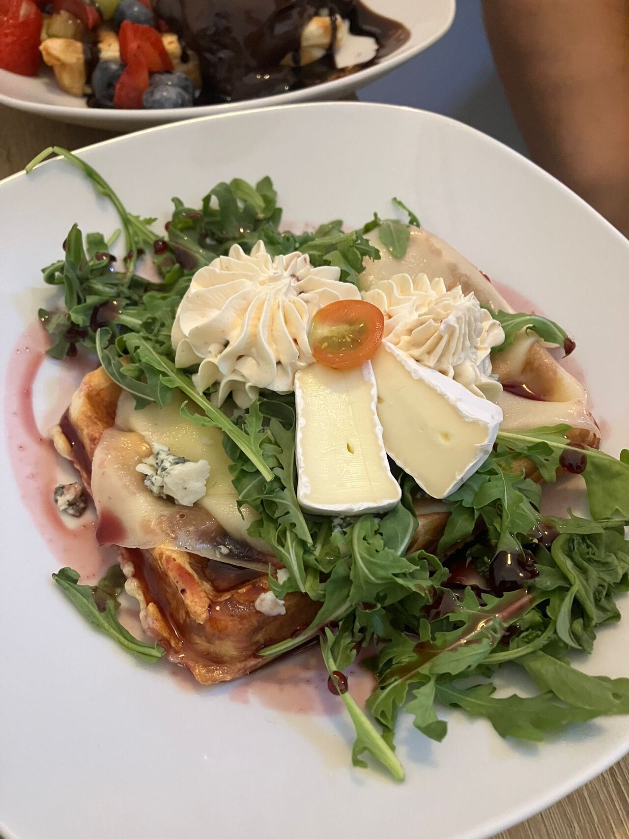 Se sušenými rajčaty, šunkou, nivou a hermelínem s malinovým dresinkem