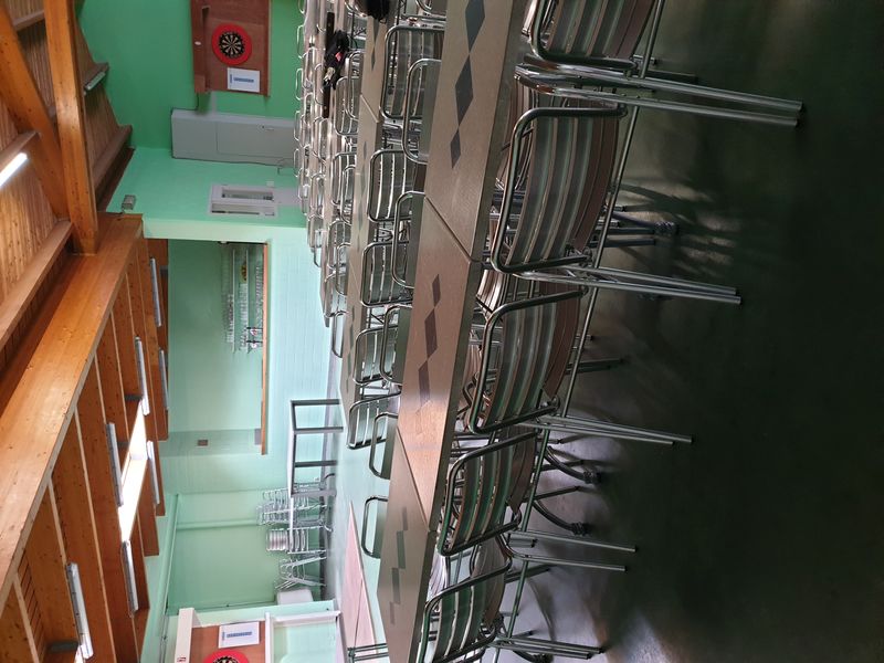 zaaltje ongeveer 80 personen