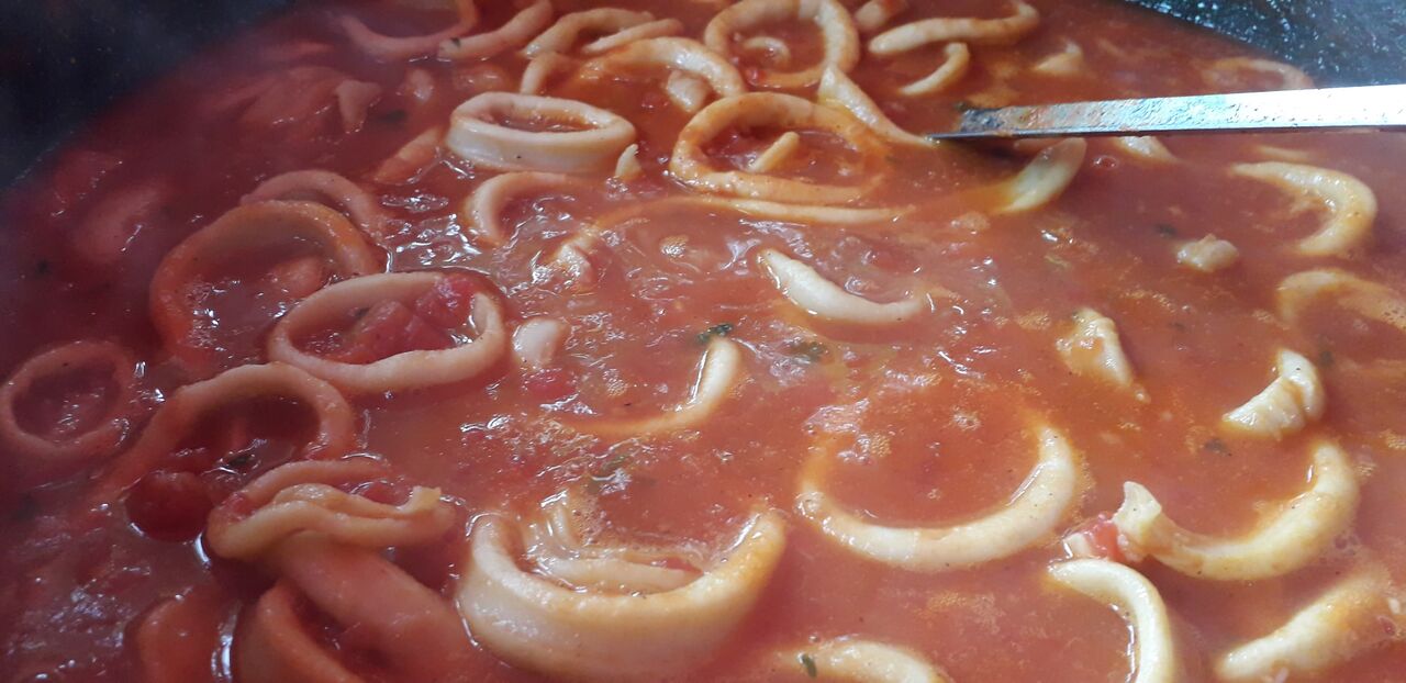 ENCORNETS A L ARMORICAINE 12€ la part Anneaux d'encornets, tomates, vin blanc..+ riz