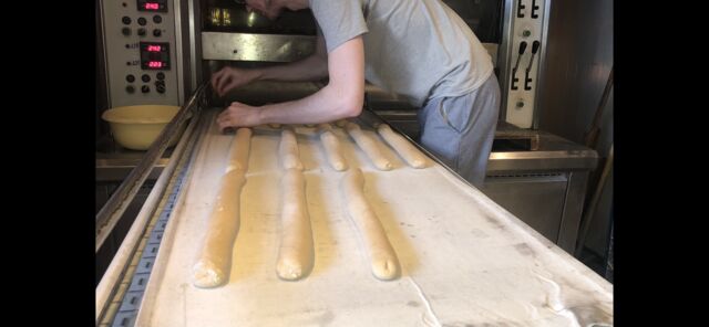 Prêt à enfourner les baguette.
Mais avant la signature du boulanger (le coup de lame).?