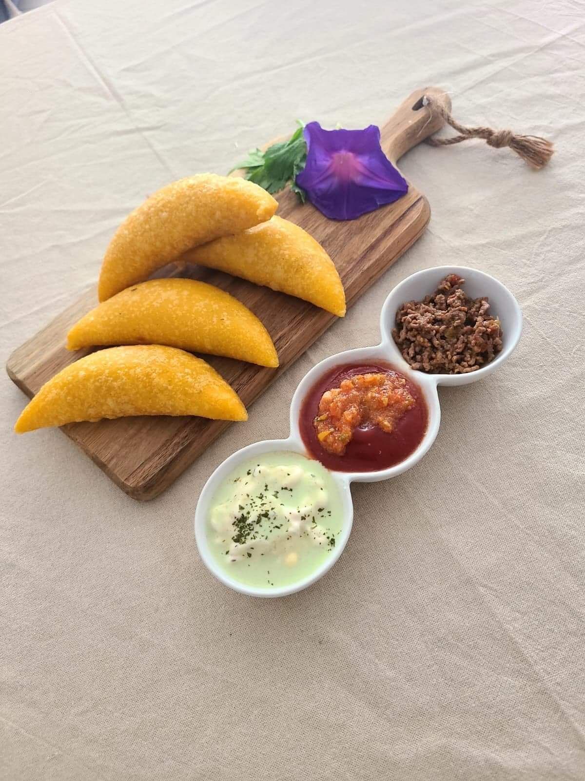 EMPANADAS servis avec ses sauces