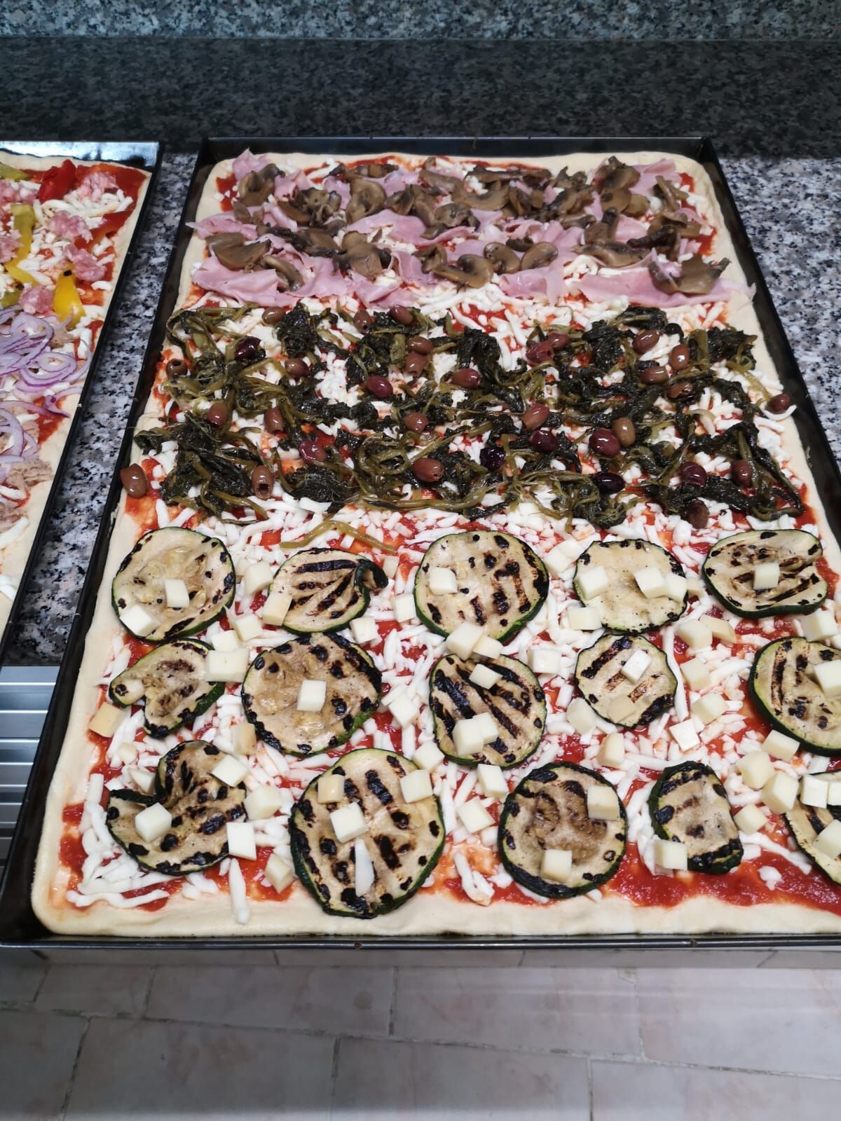 Pizza in teglia a tre gusti