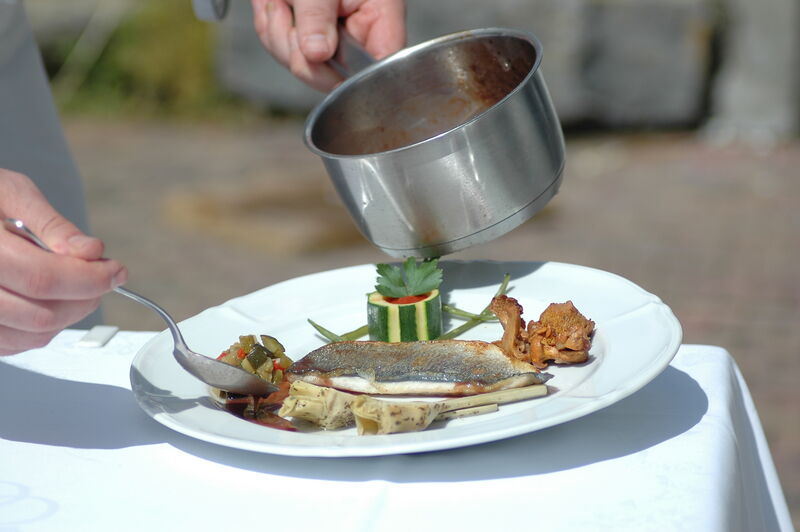Filet de bar , sauce au fumet de vin rouge 
