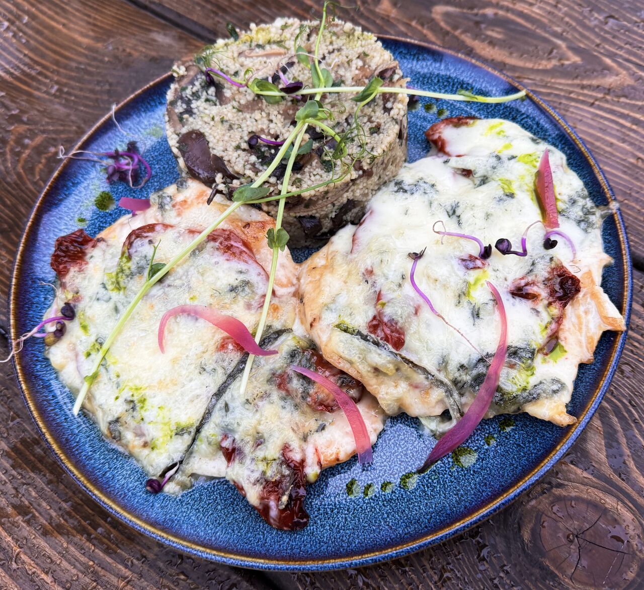 JOY CAPRESE CSIRKEMELL GOMBÁS KUSZKUSSZAL /gorgonzola, aszalt paradicsom/