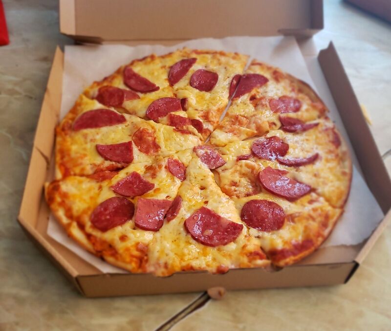 Піца салямі