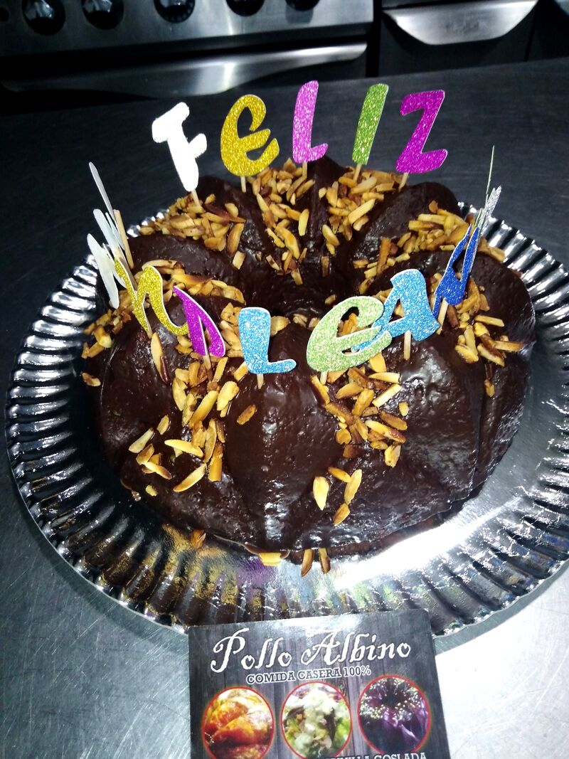 Bizcocho de naranja a la esencia de canela con cobertura de chocolate y almendras 