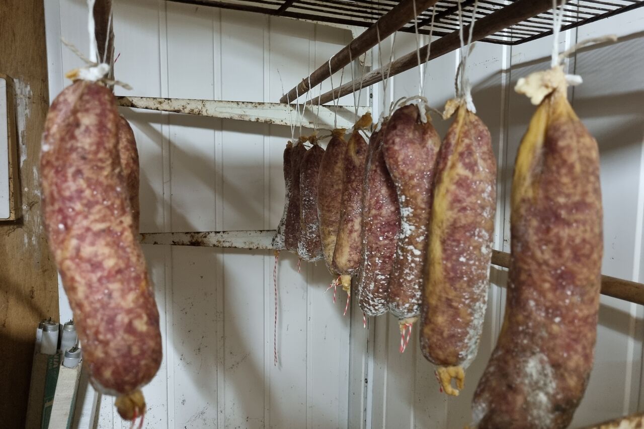 Saucissons secs maison .
