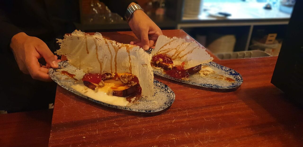 Queso ahumado del Hierro a la plancha con mermelada de pimiento asado y mermelada de tomate