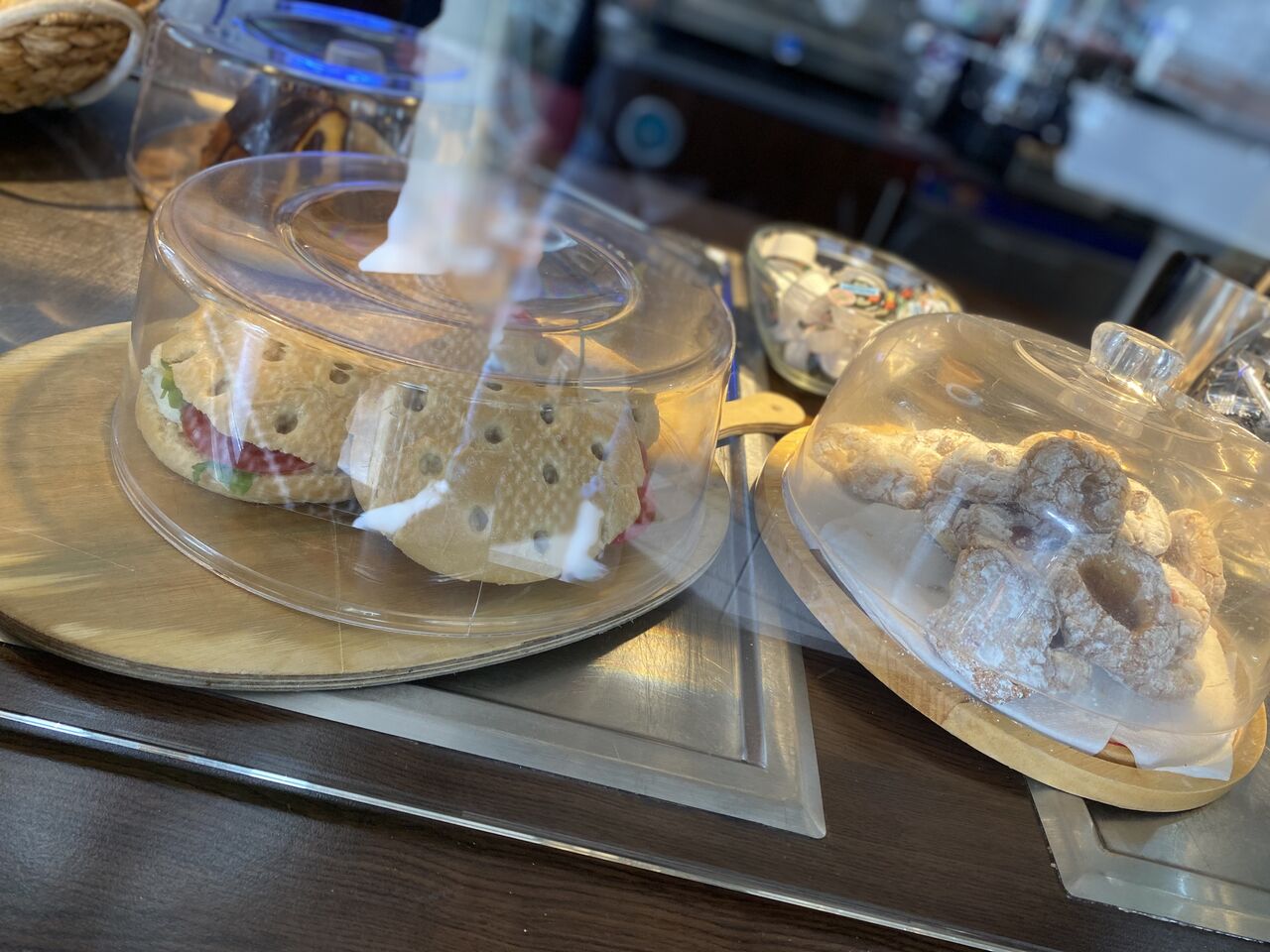 Täglich frische Sandwiches, italienische Spezialitäten und originales italienisches Gebäck. 