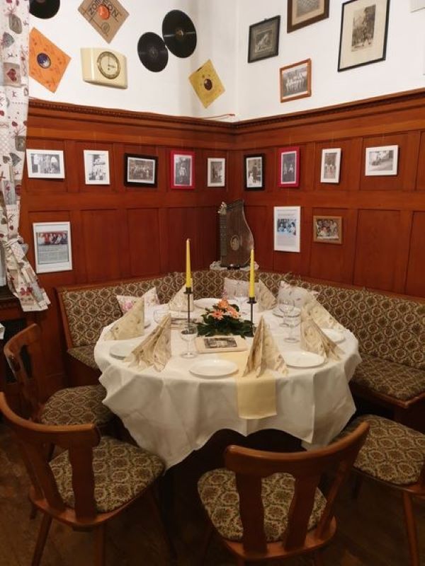 Wir decken Ihnen auch den Tisch in kleiner Runde zu Ihrer Feier.