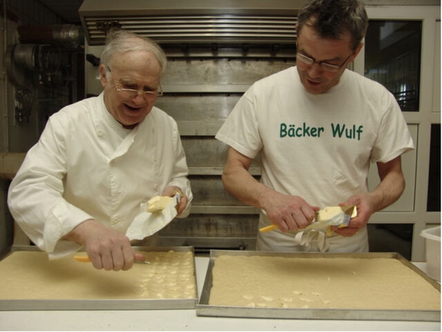 Unsere Meister beim Butterkuchen belegen...