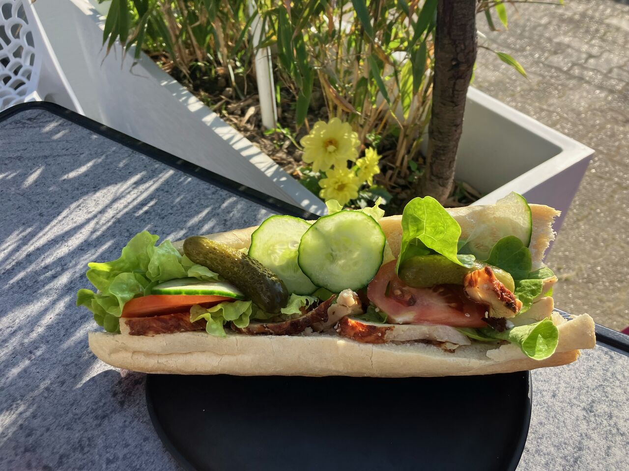 Sandwich poulet garni de crudités