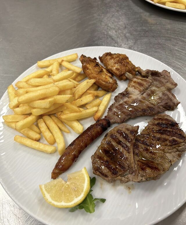 Grigliata mista con patatine fritte