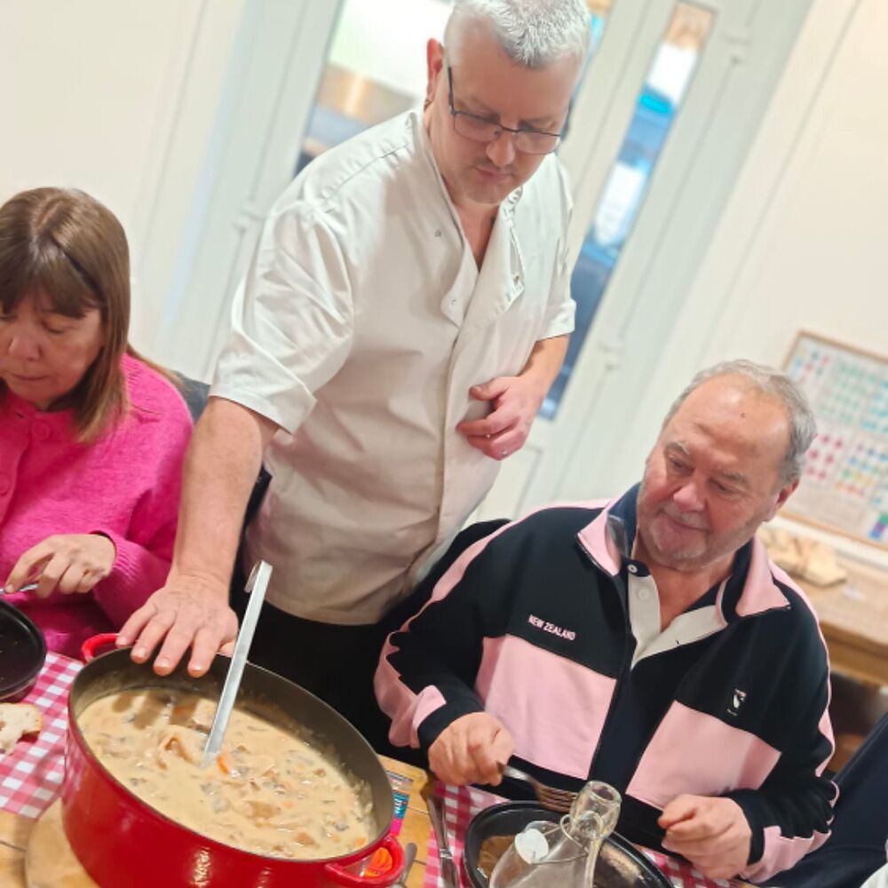 Le Chef qui sert la table des Mâchons