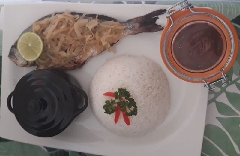 Riz blanc, haricot rouge, poisson à l'oignon