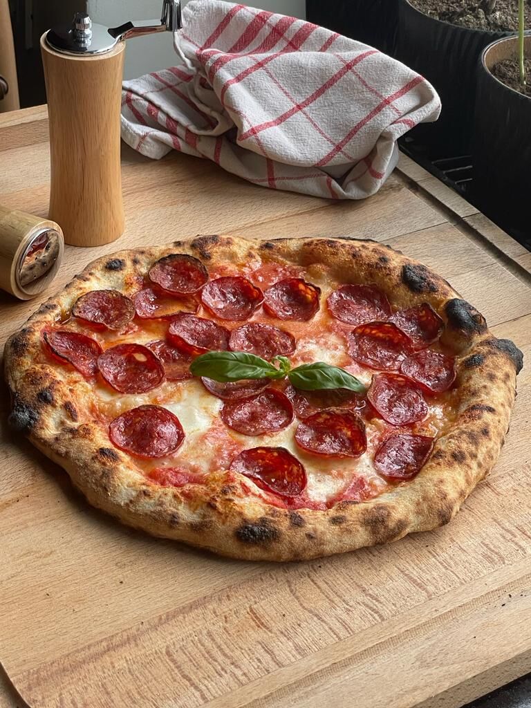 Pizza salami picante 39 lei