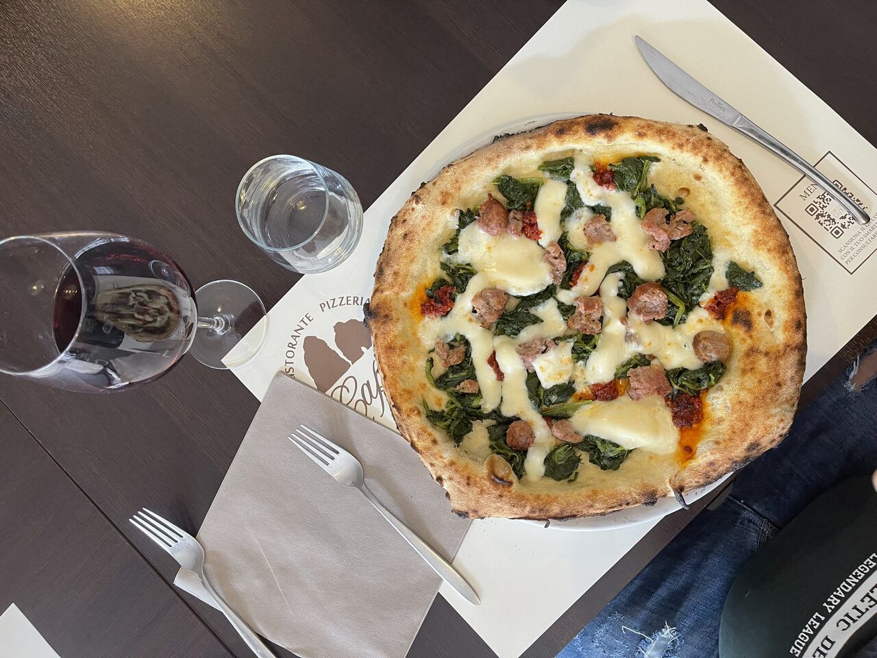 Salsiccia, friarielli, nduja e mozzarella.