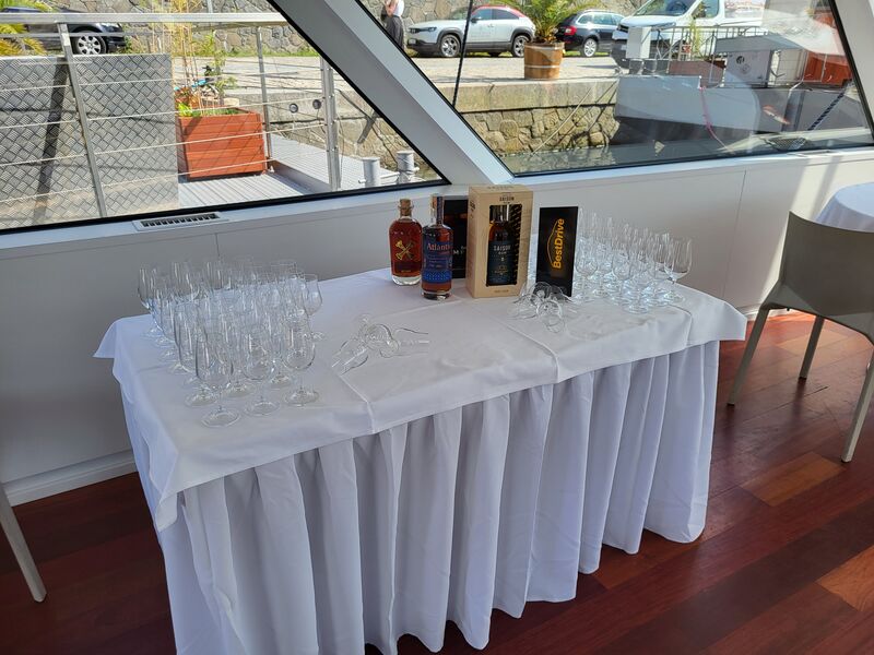 Malé oslavy pro firmy na vltavě.