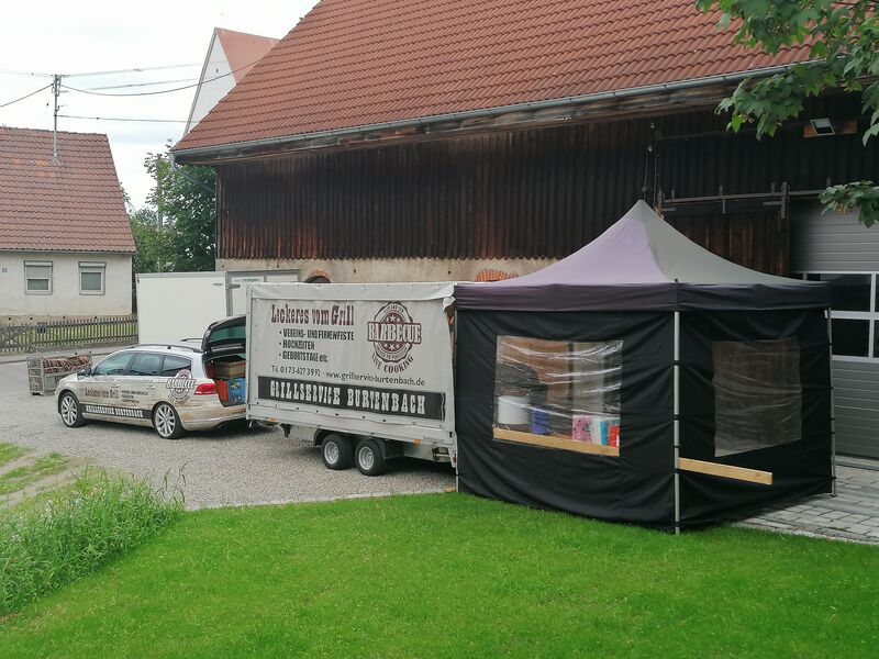 Das komplette Gespann an einer Location mit Pavillon