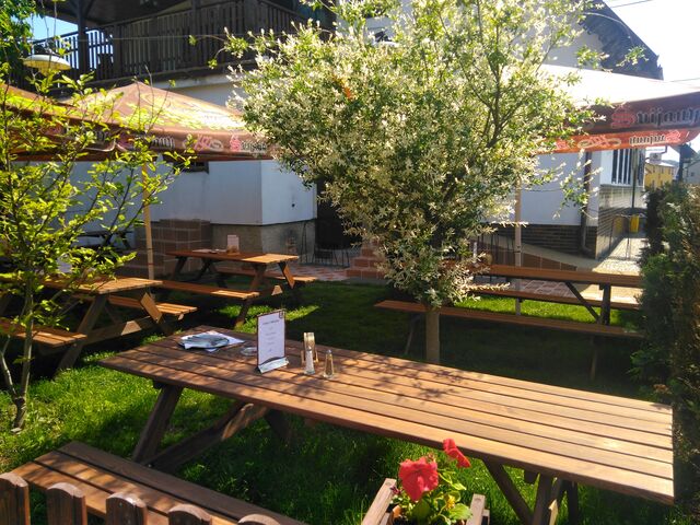 Sezónní zahrádka s obsluhou.