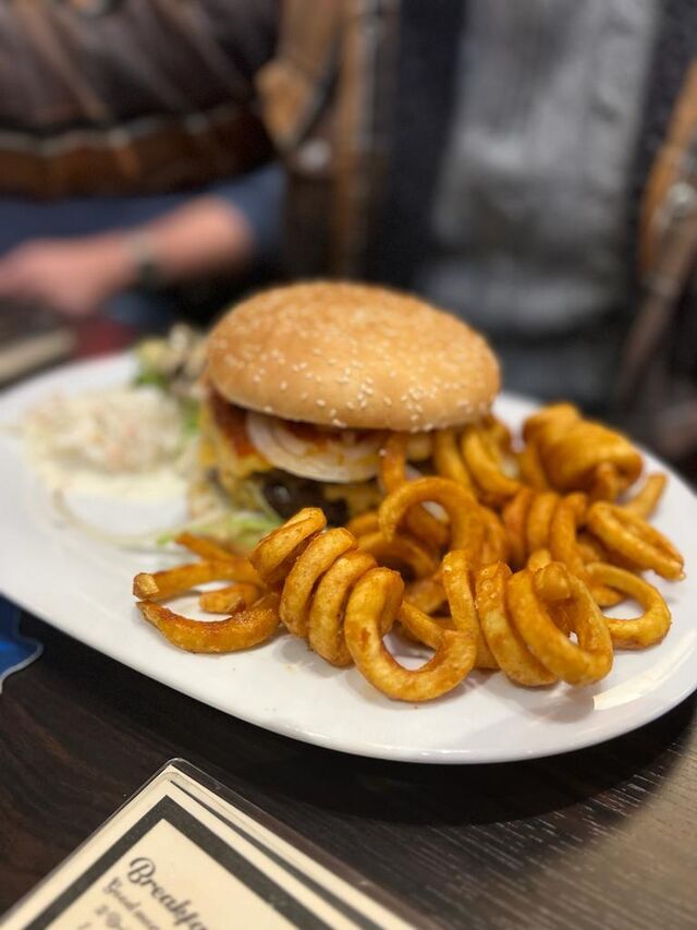Ein leckerer Klassiker: Burger mit TwisterPommes und Coleslaw