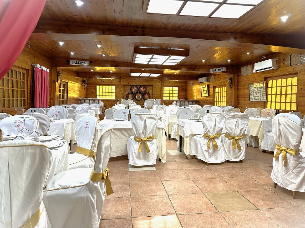 Salón de Madera Aforo 90 personas