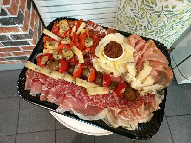 Plateau apèritif. ...
5 charcuteries 4 fromage antipasti du moment...
Grissini au Focaccia.