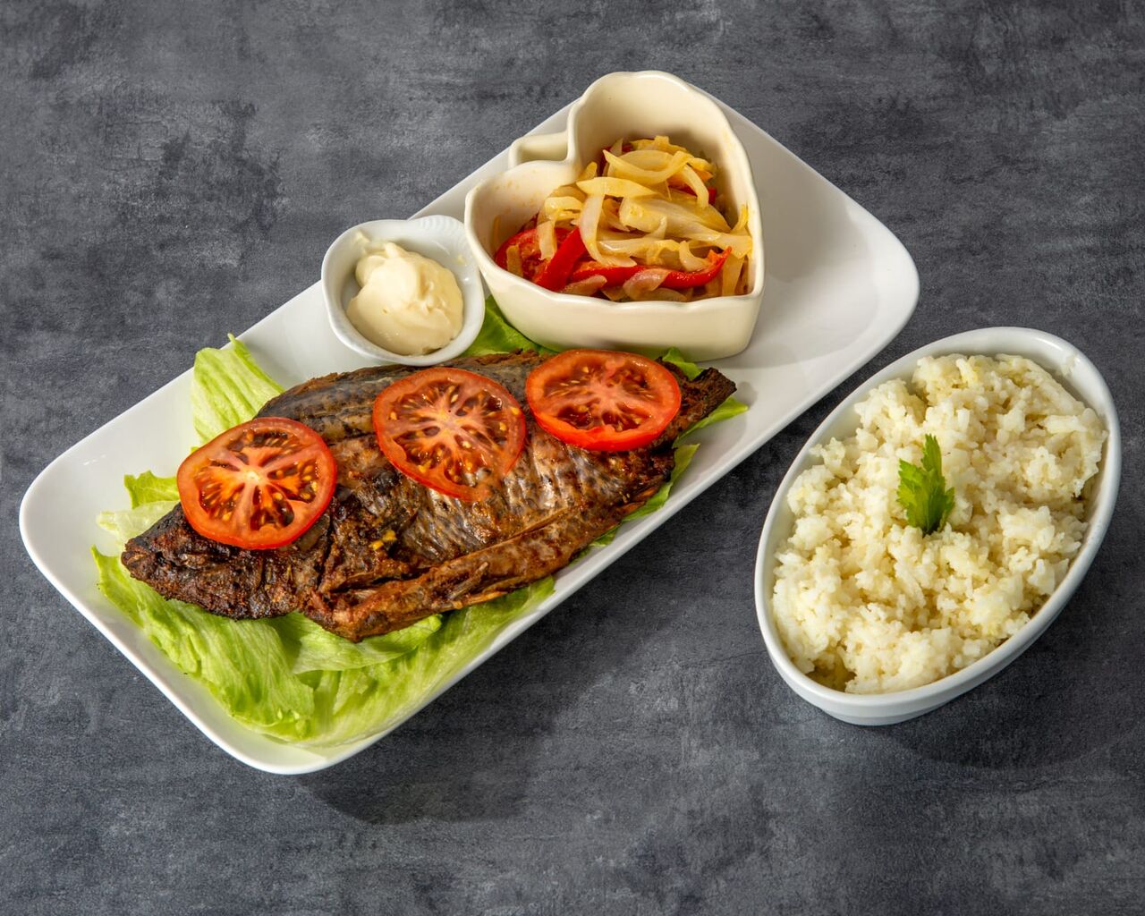 Tilapia + Attieké( poisson braisé + Semoule de manioc)