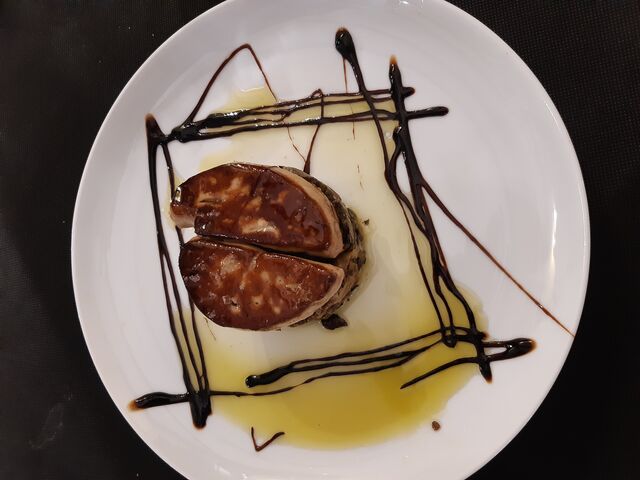 Hongos con hígado de pato a la plancha y vinagre balsámico