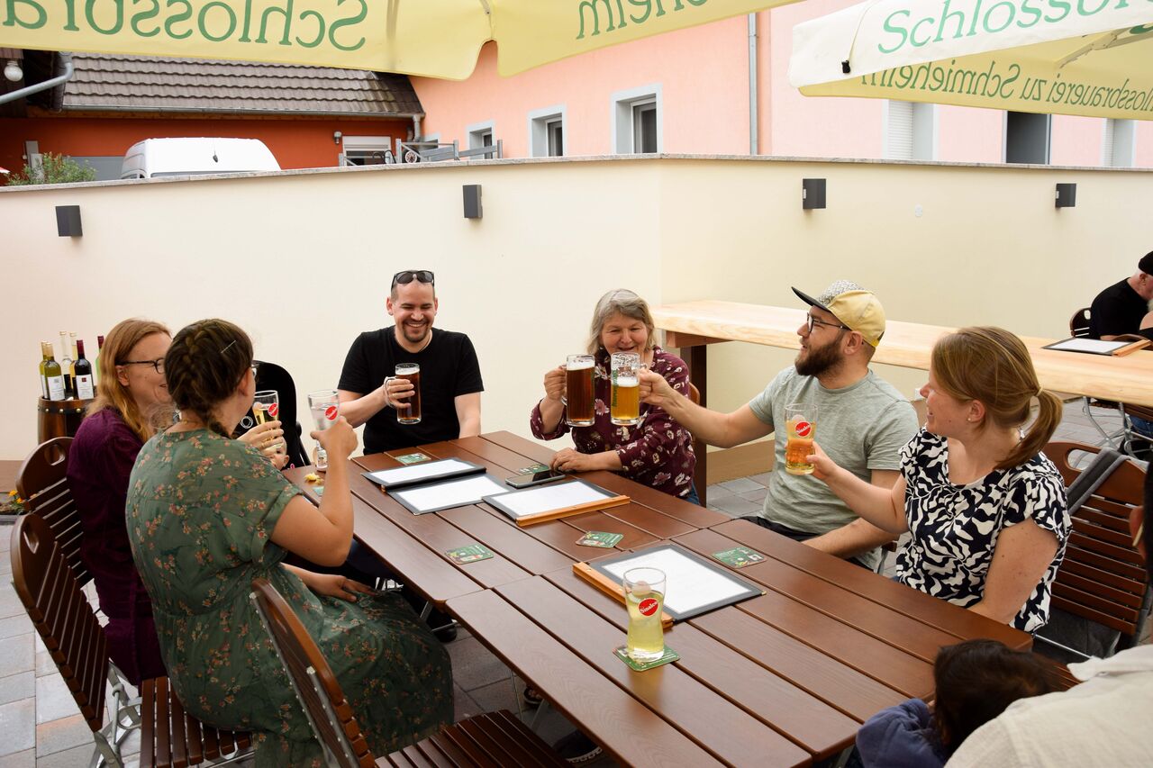 Die Seele baumeln lassen und genießen! Zum Wohl und guten Appetit in Jürgen´s Biergarten.