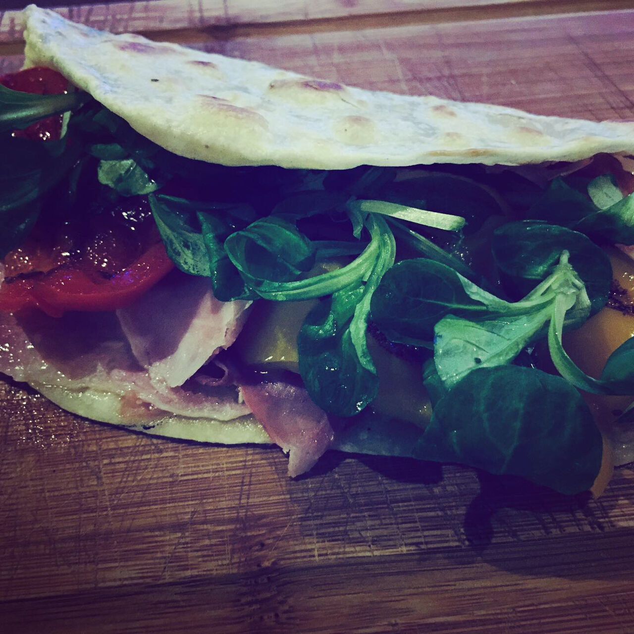 Piadina mozzarella -jambon blanc - poivrons - salade