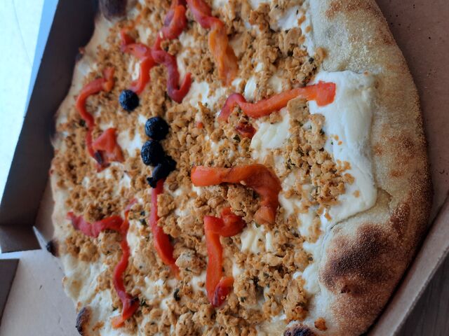 pizza boiser base crème ,mozzarella Fiore di latte poulet mariner au citron avec épices et poivron cuisine maison 