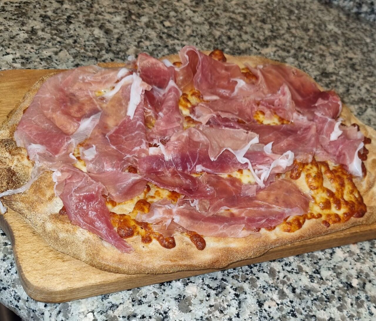 Pinsa con aggiunta di crudo 