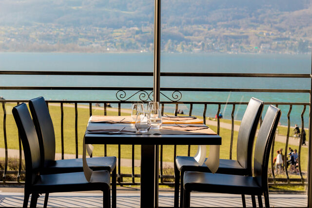 salle du haut
avec une vue lac