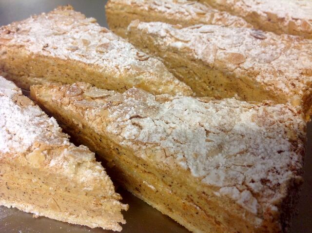ARMORICAINS : biscuit meringué aux amandes garni d'une crème au praliné.