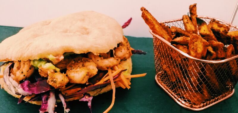 LE SPICY SHRIMP
crevettes épicées, guacamole, salade, chou rouge et carotte râpée et frites de patate douce