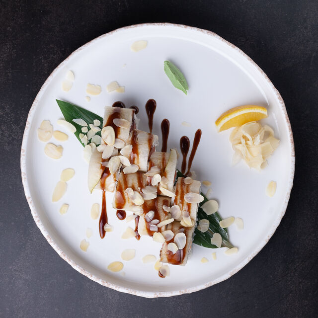 РОЛ ГЕЙША
Зовні груша,
Всередині лосось
Все це під соусом унагі з мигдалевими пелюстками.