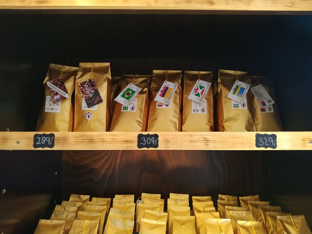 Kávu z nedaleké pražírny v Medlešicích u nás najdete v mnoha provedeních...malá, velká, zrnková i mletá..