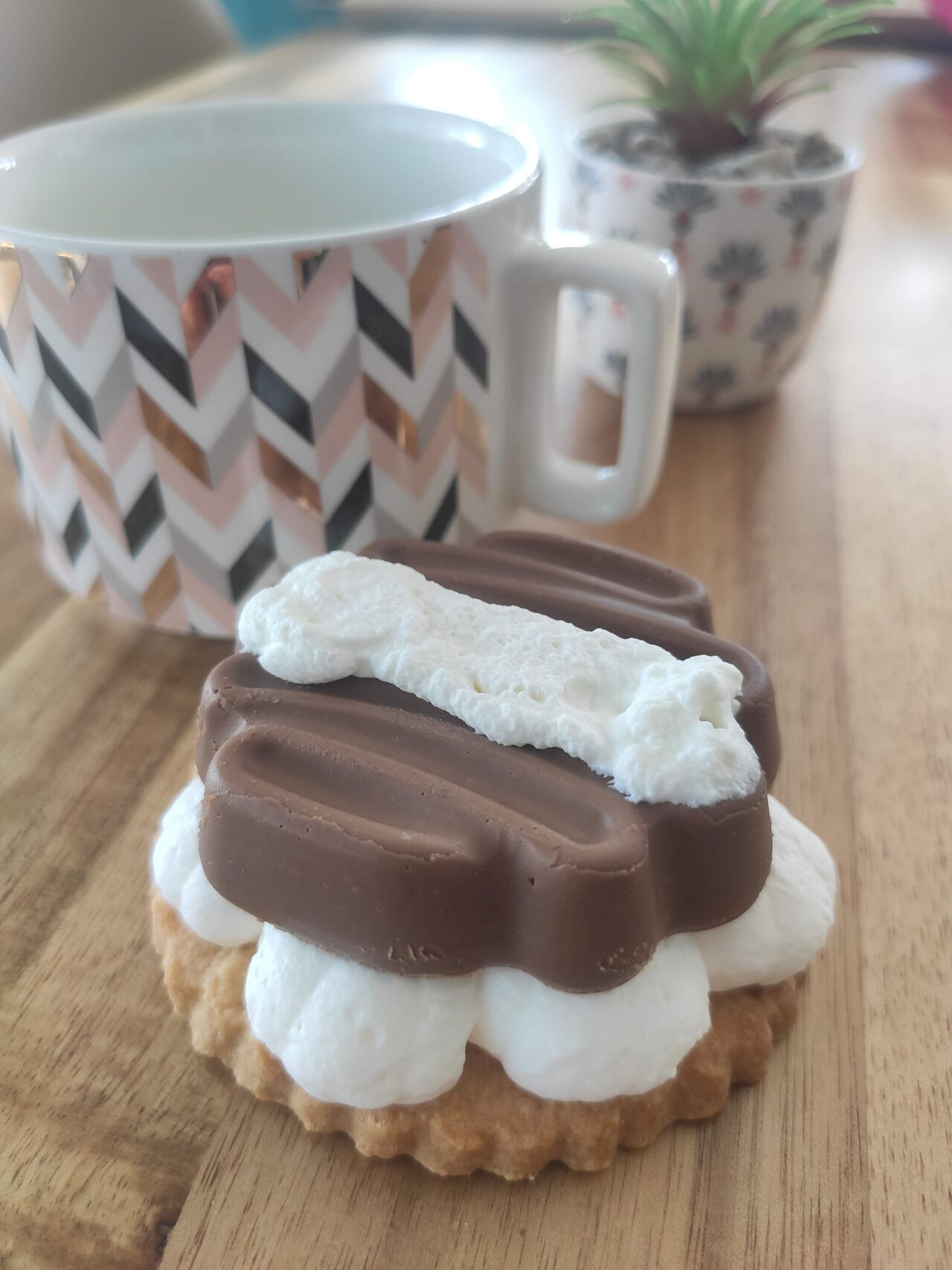 Biscuits sablé, crémeux chocolat et crème fouettée 3,50 €